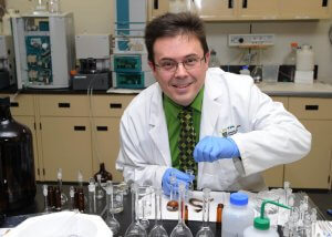André Lajeunesse est professeur au Département de chimie, biochimie et physique de l'UQTR.