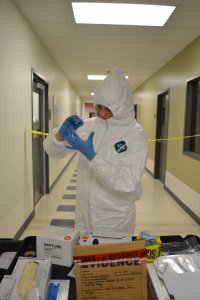 Un jeune mène une enquête criminalistique dans le cadre du camp CSI-UQTR