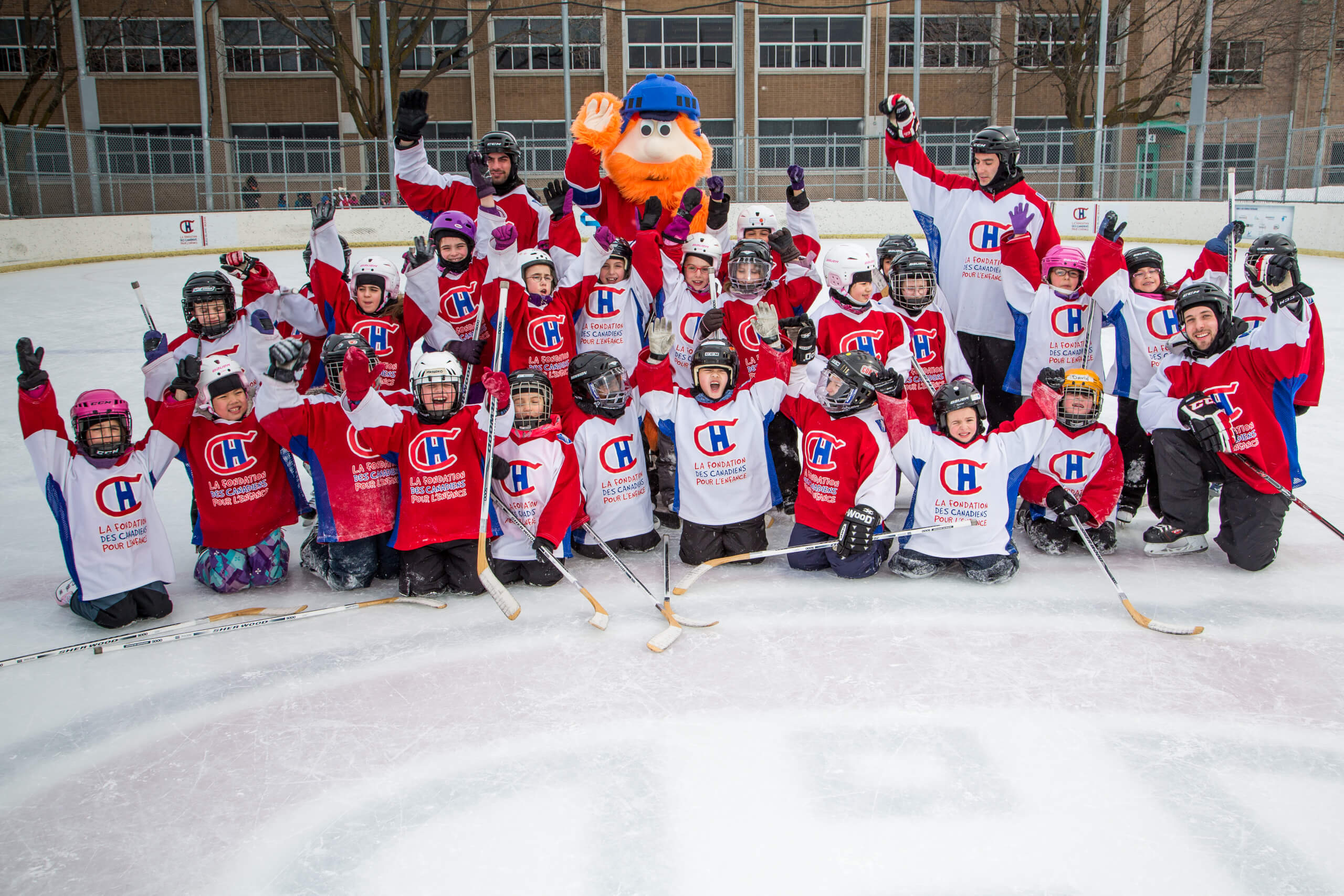 Les jeunes profite de la patinoire financée par la Fondation des Canadiens au parc Le Carignan de Montréal-Nord