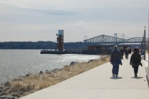 La promenade Samuel-De Champlain à Québec est un exemple d’aménagement d’un lieu en un espace de loisir et de tourisme.