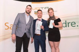 Christine Durocher-Tremblay et Gabriel Gianetto, respectivement membres de la formation de natation et de cheerleading, recevant les bourses d’implication de M. Thomas Raybaud, représentant de Rouge Média. Crédit photo: Simon Lahaye