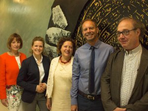 Le jury d’évaluation pour la soutenance de thèse de Justine Renaud, de gauche à droite : Lynda M. Williams (University of Aberdeen), Justine Renaud, Maria-Grazia Martinoli (UQTR), Michel Cyr (UQTR) et Gilles Bronchti (UQTR).