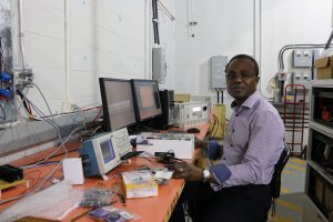Le professeur Kodjo Agbossou est photographié ici dans les locaux du Laboratoire d’innovation et de recherche en énergie intelligente (LIREI) de l’UQTR, dont il est le directeur.