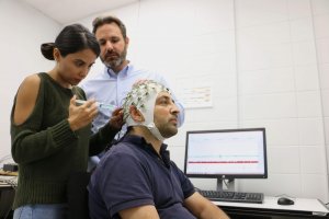 Mesure de l'activité électrique du cerveau produite par la douleur avec l'électroencéphalogramme.