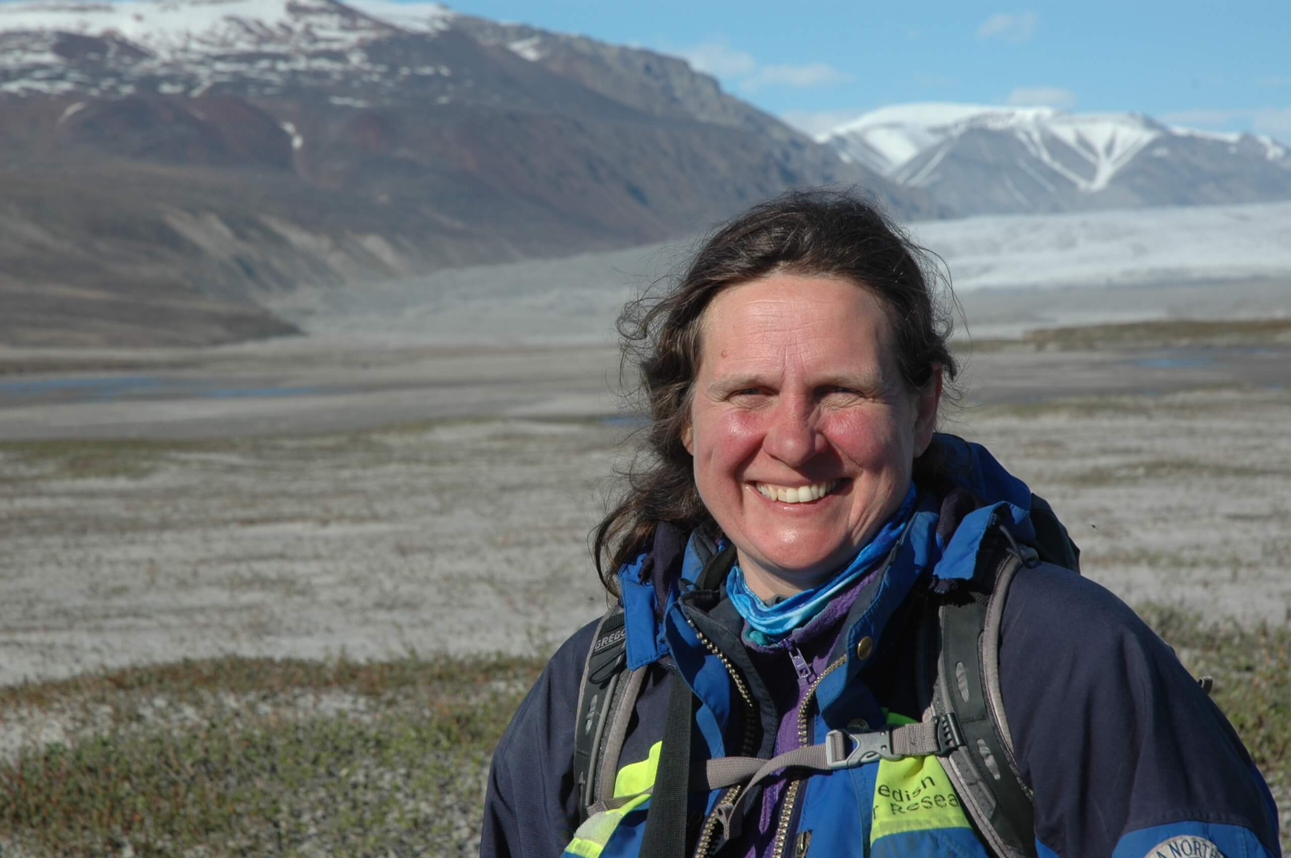 La professeure Esther Lévesque (sciences de l’environnement, UQTR) est photographiée ici dans le parc national Sirmilik (Haut-Arctique), sur les bords de la rivière glaciaire de la vallée Qarlikturvik (île Bylot, Nunavut).