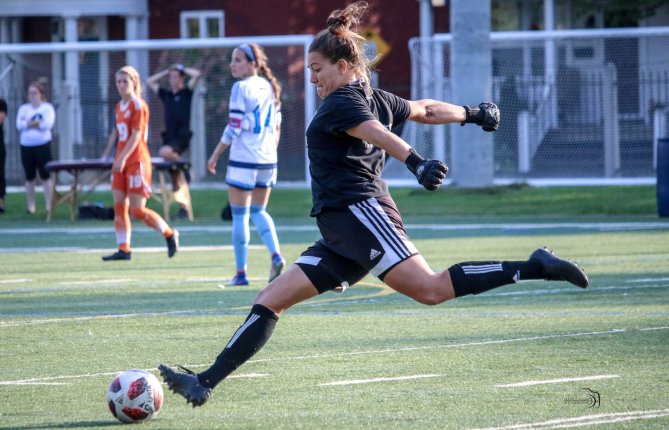 Lambert devient la première joueuse de soccer des Patriotes nommée sur l'équipe d'étoiles canadiennes