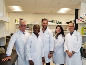 Dans l’ordre habituel : Claude Lafleur, président du conseil d’administration de La Feuille Verte, le professeur Degbedji Tagnon Missihoun (chimie, biochimie et physique, UQTR), Dany Lefebvre, président-directeur général de La Feuille Verte, ainsi que les professeurs Isabel Desgagné-Penix et Hugo Germain (chimie, biochimie et physique, UQTR).