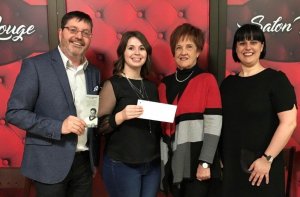 Dans l’ordre habituel : Marc Beauregard, directeur du Département de chimie, biochimie et physique de l’UQTR, Ariane Garand, étudiante au baccalauréat en biochimie et biotechnologie et lauréate de la bourse François-Boucher, ainsi que Solange Guimond et Roxanne Boucher, conjointe et fille du regretté professeur François Boucher.