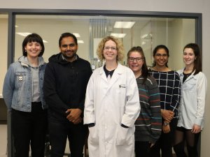 La professeure Shari Forbes, en compagnie d'une équipe d'étudiants-chercheurs.