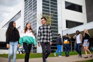 Étudiants sur le campus de l'UQTR (2019).