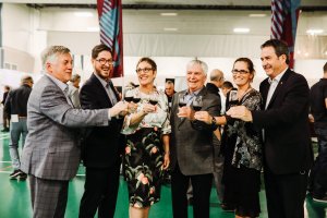 Monsieur Daniel Milot, Directeur général de la Fondation de l’UQTR; Monsieur Martin Abel, directeur de la succursale SAQ Sélection du boulevard des Forges à Trois-Rivières, Madame Catherine Dagenais, Présidente et Chef de la direction à la Société des alcools du Québec; Monsieur Jean-François Grenier, directeur du Service de l’activité physique et sportive 1989 à 1997 et membre du temple de la renommée des Patriotes à titre de bâtisseur; Madame Isabelle La Vergne, Directrice du Service de l’activité physique et sportive de l’UQTR et Monsieur Jean Poliquin, Vice-président, Directeur et conseiller en placement à la Financière Banque Nationale