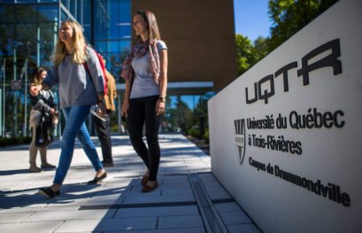 Des étudiants qui prennent leur place