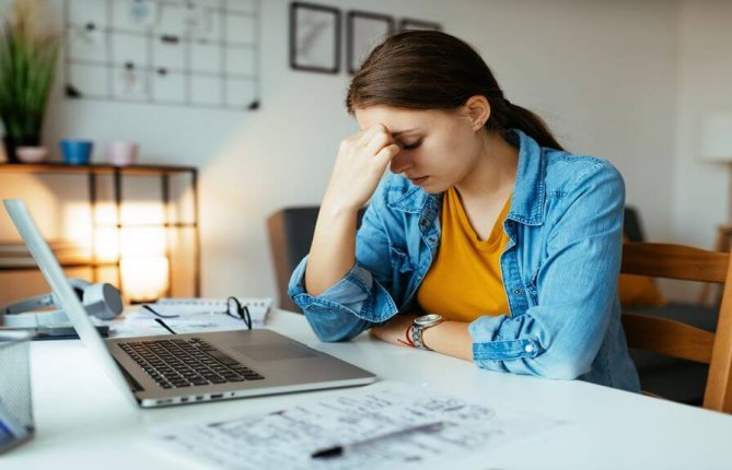 Des chercheurs de l’UQTR s’intéressent à l’impact du télétravail sur les maux de têtes et les douleurs au cou