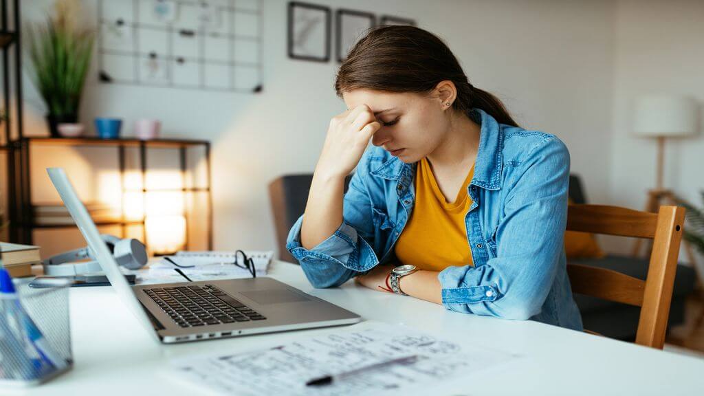 Des chercheurs de l’UQTR s’intéressent à l’impact du télétravail sur les maux de têtes et les douleurs au cou