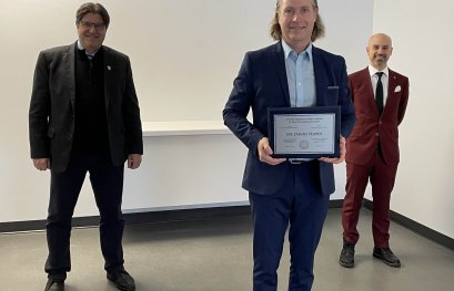 Le professeur David Hayes reçoit le plus prestigieux prix de la Fédération chiropratique canadienne