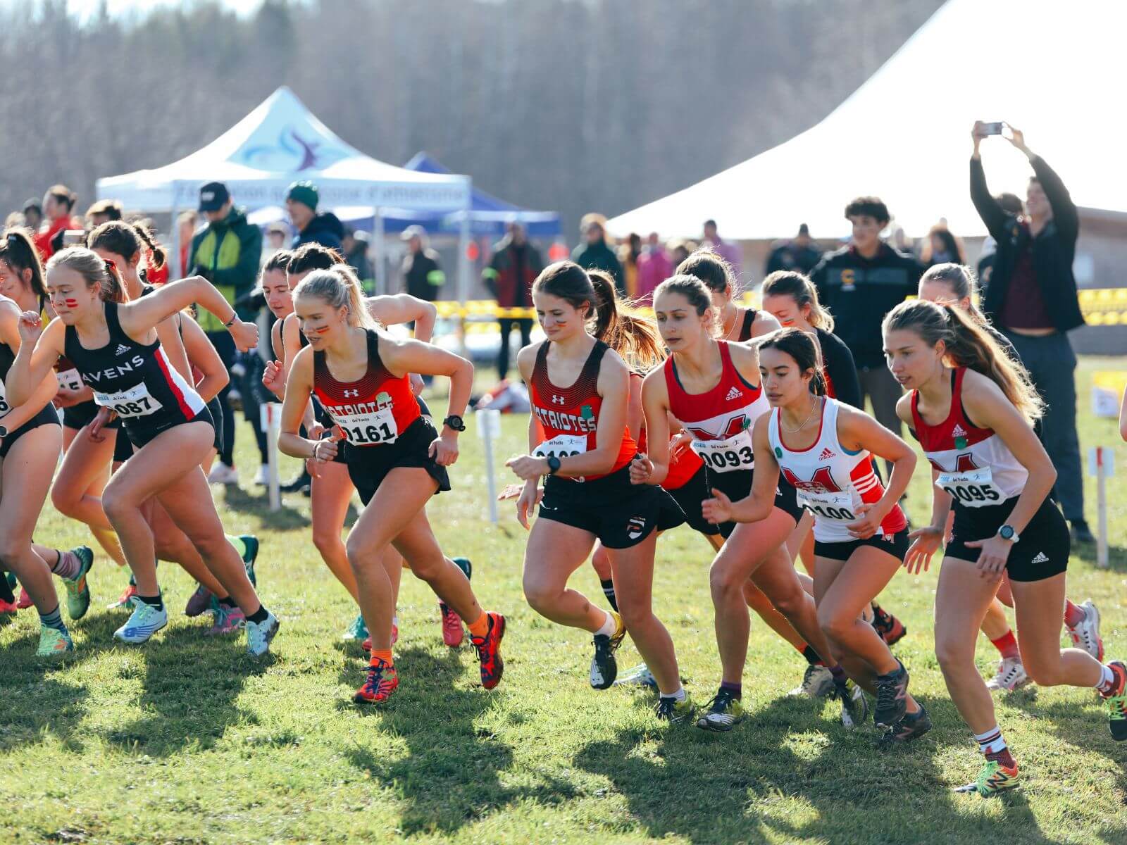 Direction le Championnat canadien pour deux athlètes de cross-country des Patriotes