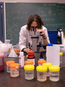 professeur-eric-harvey-laboratoire-2022