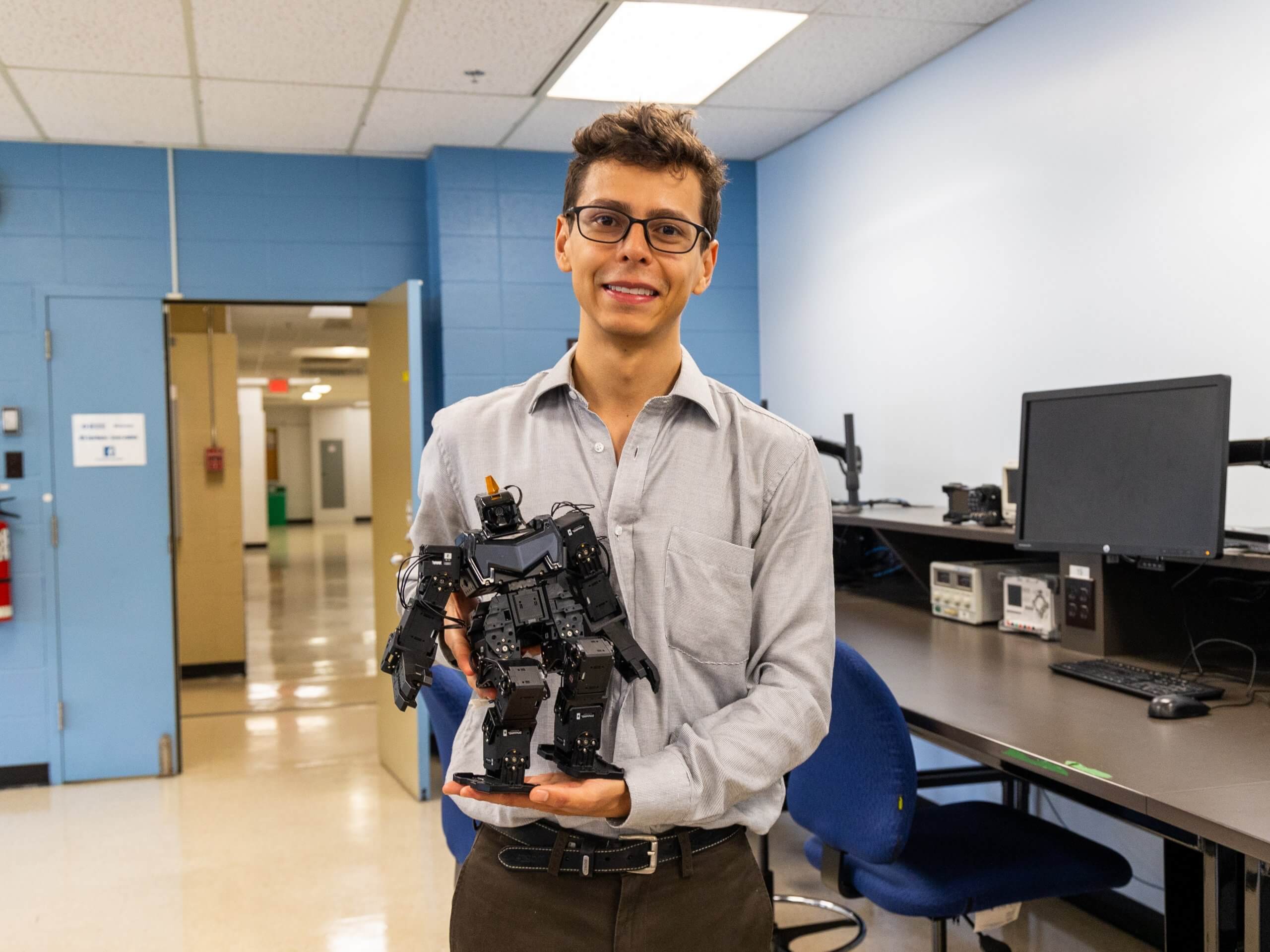 En stage à l’UQTR : un étudiant-chercheur colombien apprend à un robot humanoïde à marcher