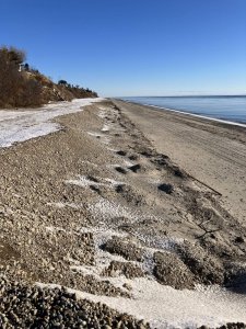 Crevasse dans une recharge de plage