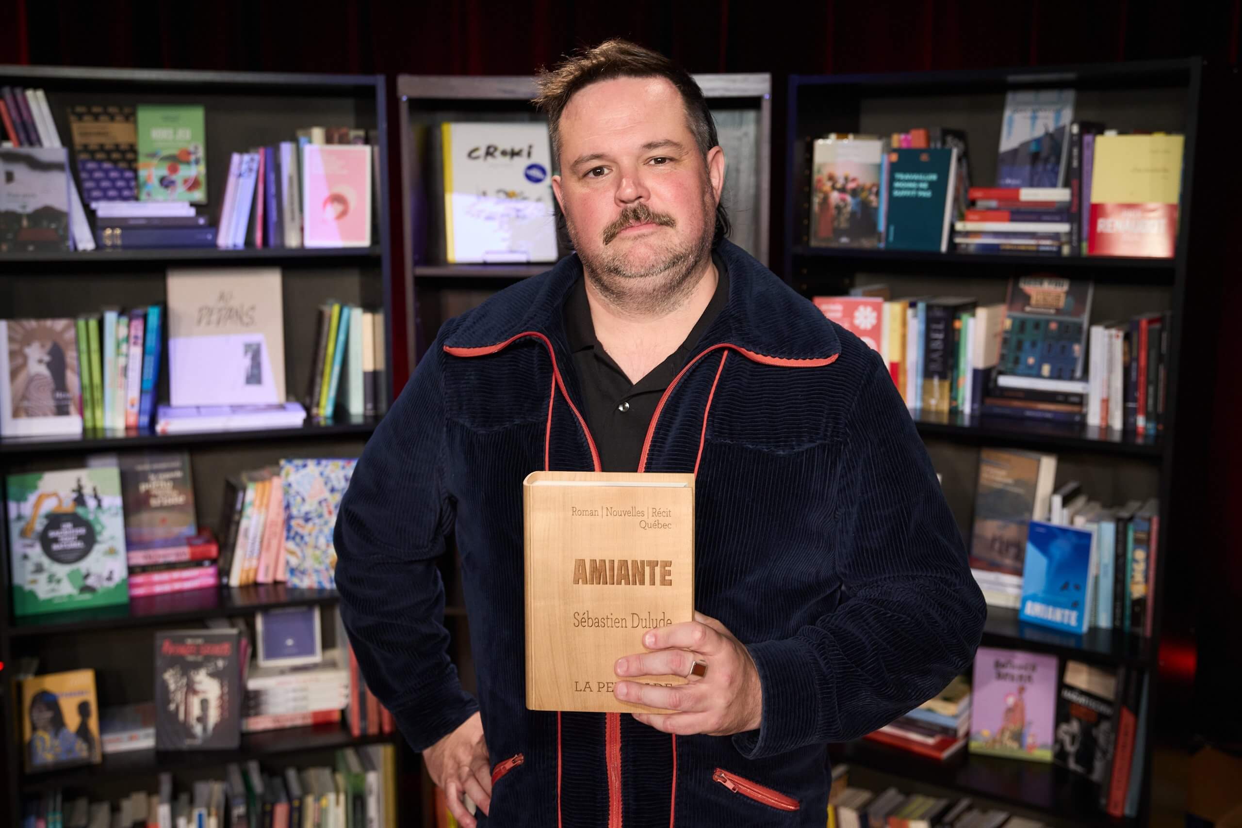 Sébastien Dulude remporte le Prix des libraires pour son livre Amiante