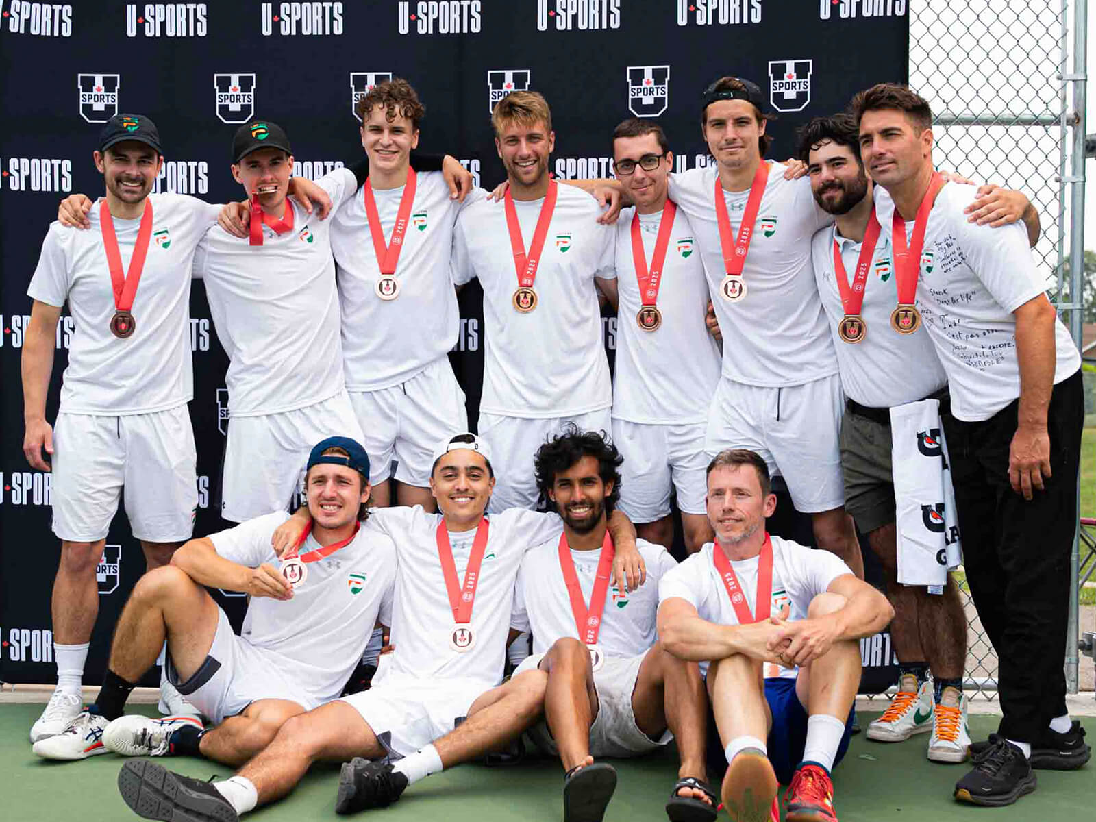 L’équipe masculine de tennis des Patriotes monte sur le podium national!